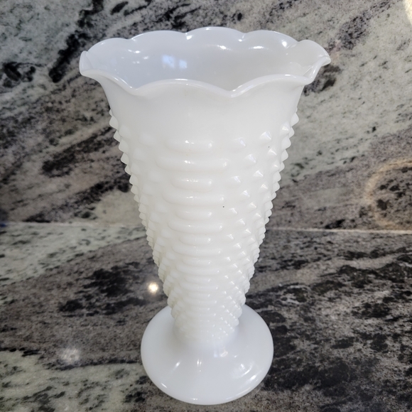 🌵Large Vintage Milk Glass Vase Good Condition - Picture 4 of 7